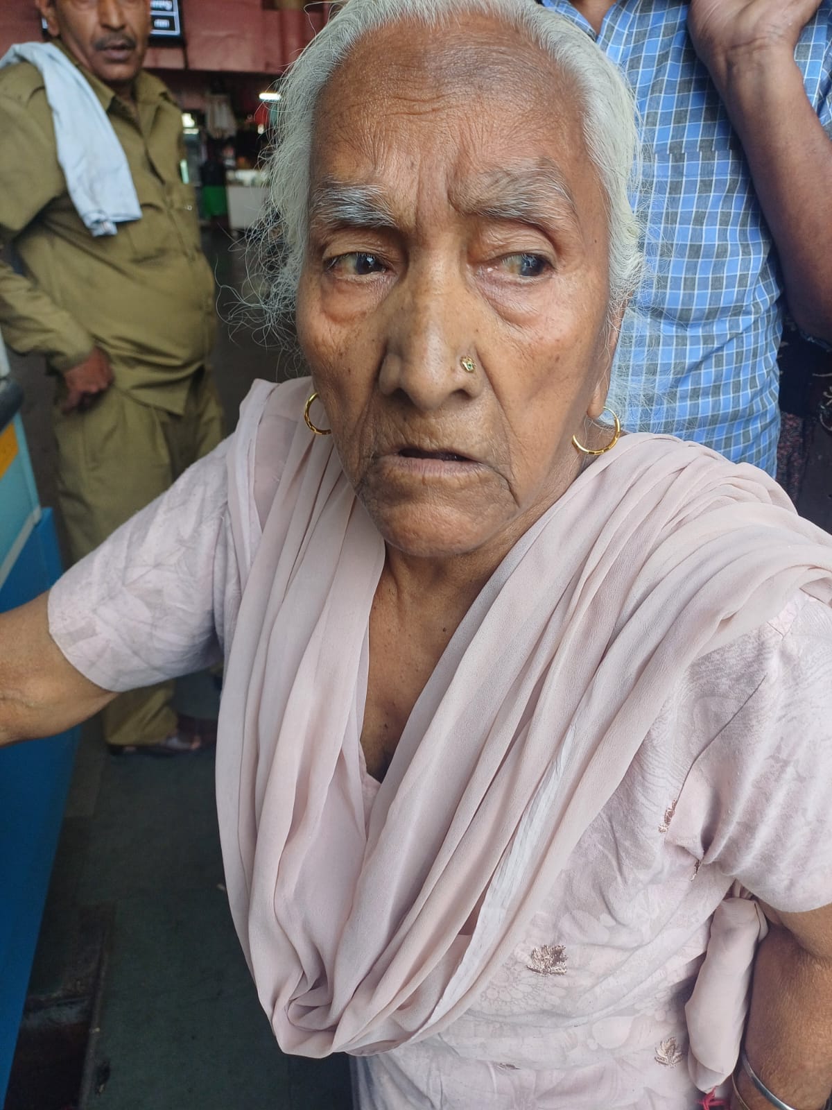 अंबाला छावनी बस अड्डे पर जमा यात्रियों की भीड़।