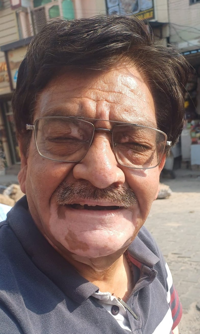 अजय गुलाटी, दुकानदार। अजय गुलाटी, दुकानदार।