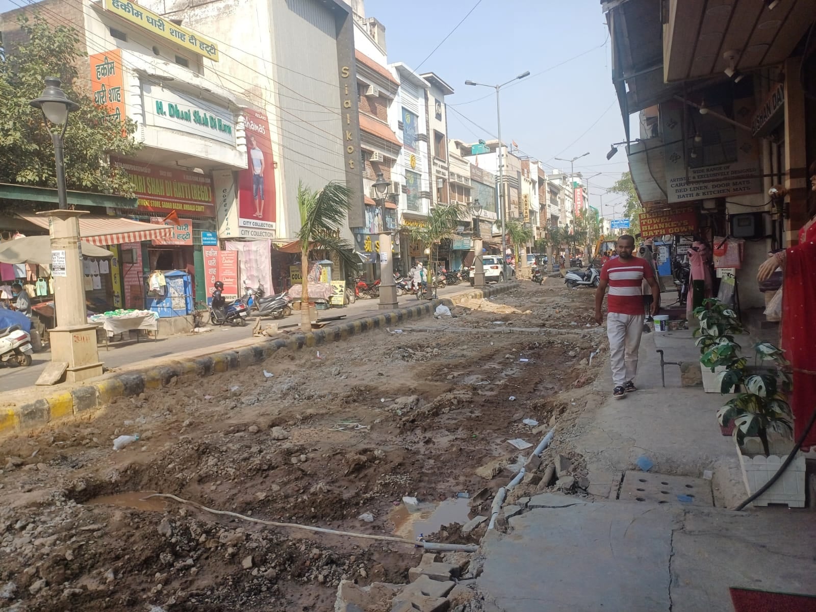 अजय गुलाटी, दुकानदार। अजय गुलाटी, दुकानदार।