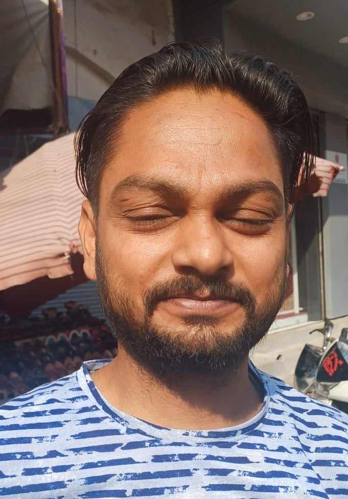 अजय गुलाटी, दुकानदार। अजय गुलाटी, दुकानदार।