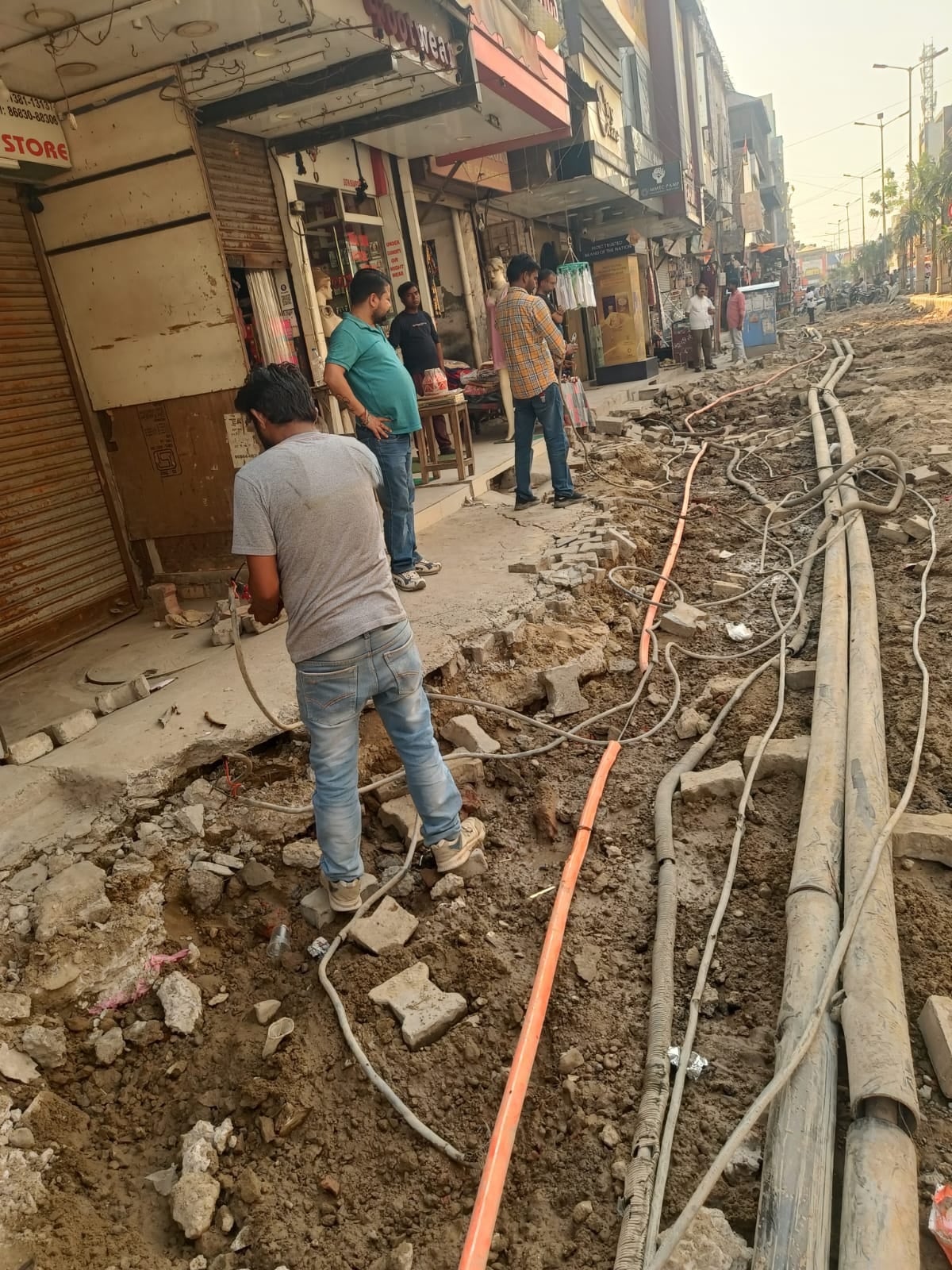 अजय गुलाटी, दुकानदार। अजय गुलाटी, दुकानदार।