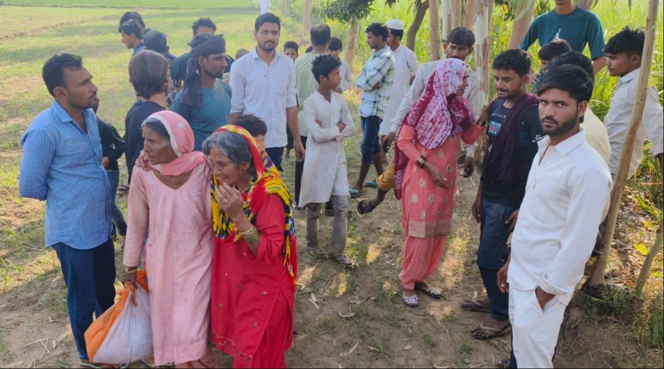 चोसाना  जिजौला मे भूस के कूपों में रात्रि के समय लगी भीषण आग की लपटे