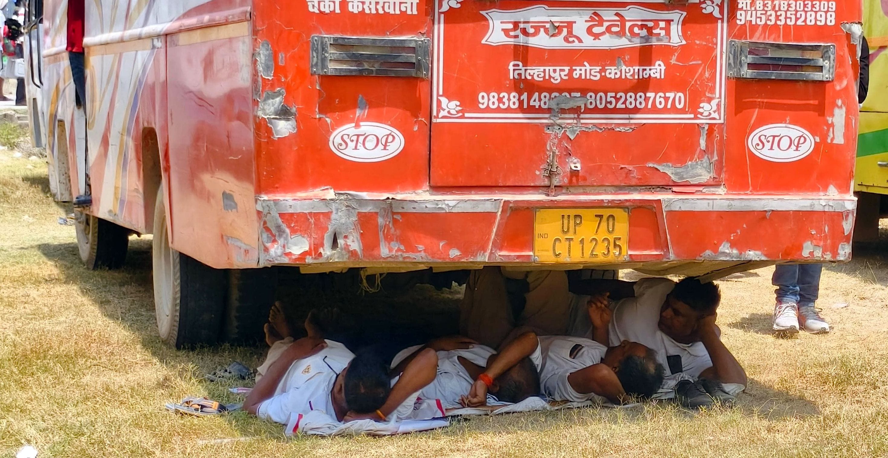 मंडी परिसर में दस्तावेजों का मिलान करते कर्मचारी। संवाद मंडी परिसर में दस्तावेजों का मिलान करते कर्मचारी। संवाद