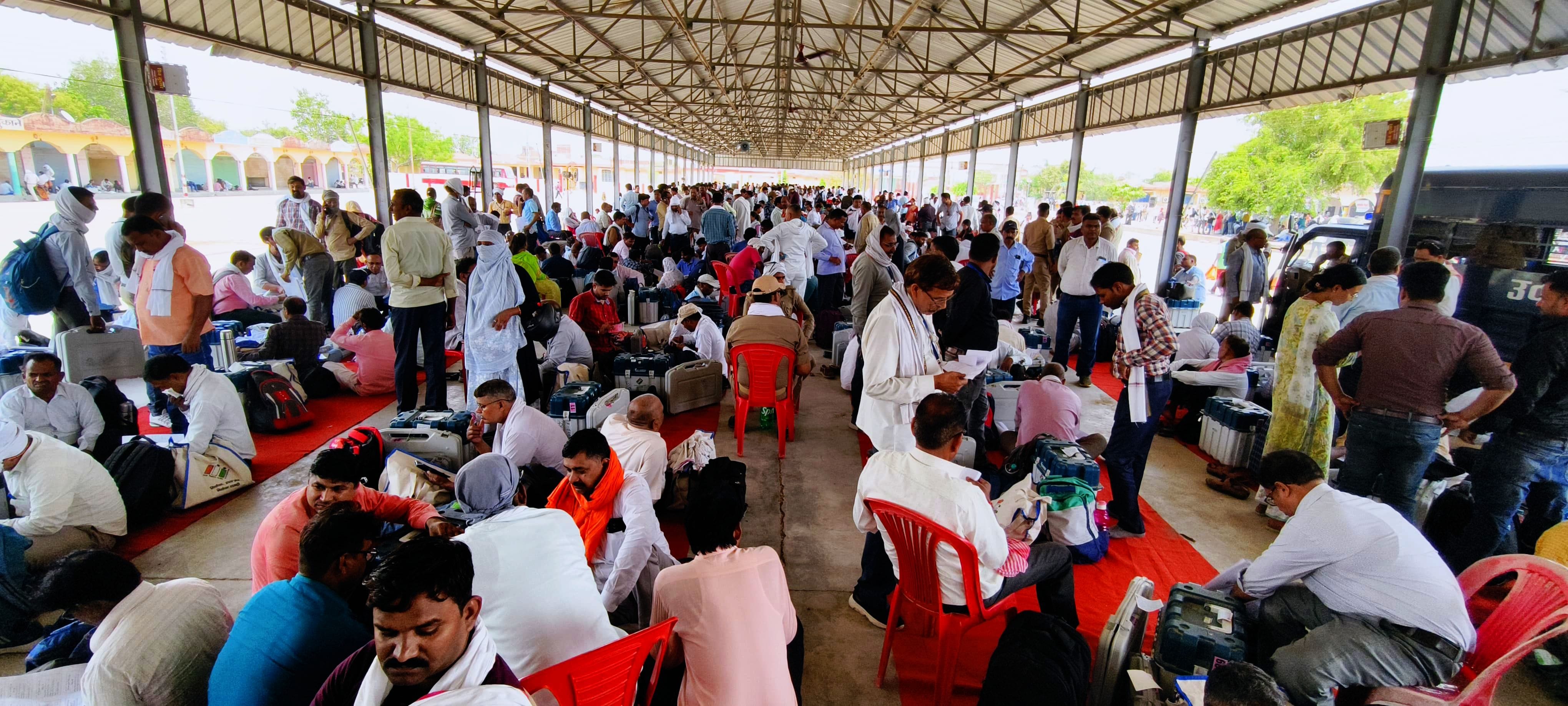 मंडी परिसर में दस्तावेजों का मिलान करते कर्मचारी। संवाद मंडी परिसर में दस्तावेजों का मिलान करते कर्मचारी। संवाद