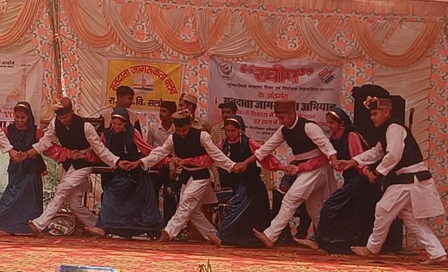 सोलन में स्वीप टीम वोट डालने के लिए निमंत्रण पत्र देते हुए। संवाद सोलन में स्वीप टीम वोट डालने के लिए निमंत्रण पत्र देते हुए। संवाद