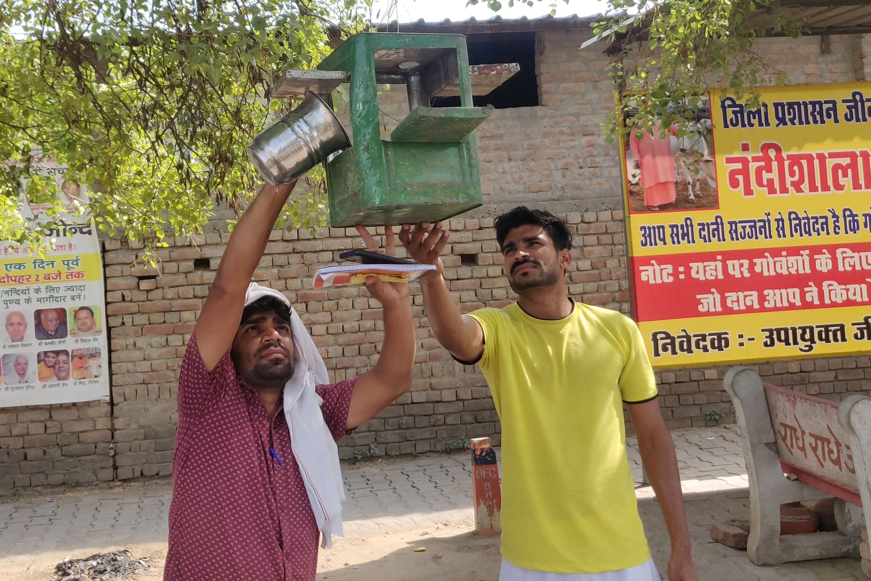 20जेएनडी01: पक्षियों के पात्र में पानी डालते हुए संस्था सदस्य। संवाद 20जेएनडी01: पक्षियों के पात्र में पानी डालते हुए संस्था सदस्य। संवाद