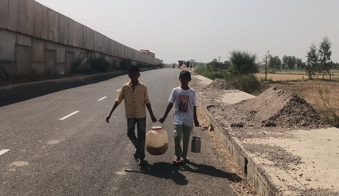 20जेएनडी05: जुलाना में सर्विस रोड पर पलटा तेल से भरा हुआ टैंकर। संवाद