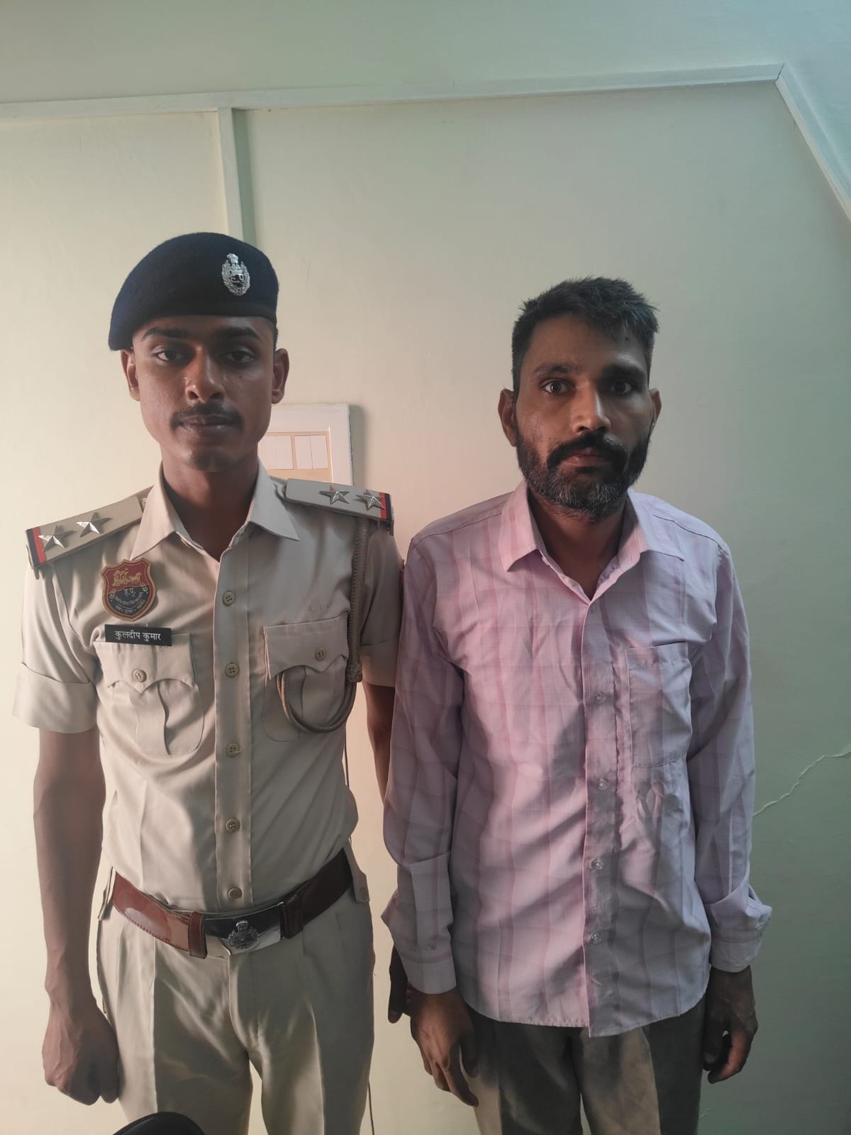 20जेएनडी07: पुलिस गिरफ्त में हत्या का आरोपी। स्रोत पुलिस। 20जेएनडी07: पुलिस गिरफ्त में हत्या का आरोपी। स्रोत पुलिस।