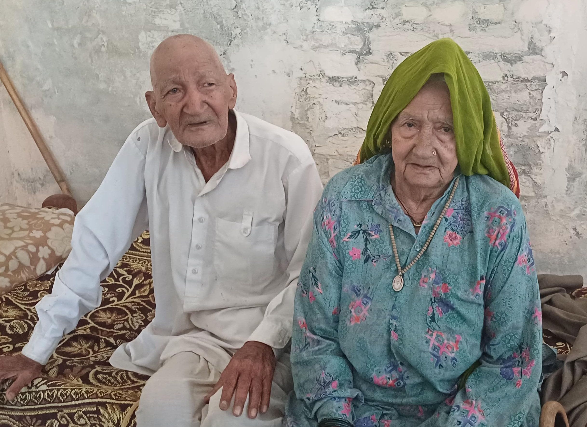 20जेएनडी23: अपने मत का प्रयोग करते हुए 96 साल के महासिंह, 94 साल की छन्नो। संवाद