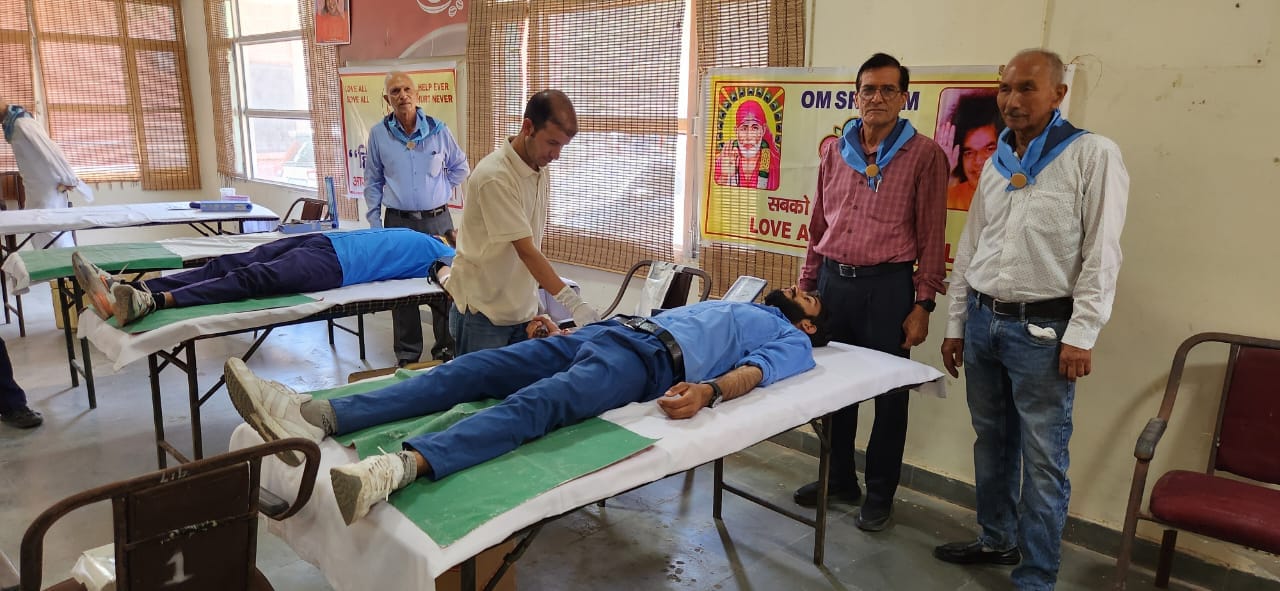 आईटीआई नाहन में उपायुक्त सुमित खिमटा के साथ मौजूद रक्तदाता व साई सेवा समिति के पदाधिकारी। संवाद आईटीआई नाहन में उपायुक्त सुमित खिमटा के साथ मौजूद रक्तदाता व साई सेवा समिति के पदाधिकारी। संवाद