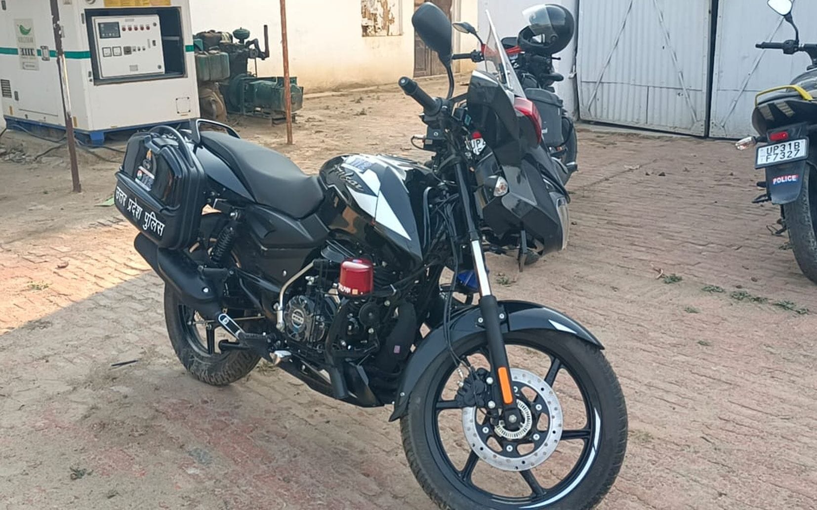 बहराइच में आसाम चौराहे पर खड़ी डायल 112 टीम को मिली कार। बहराइच में आसाम चौराहे पर खड़ी डायल 112 टीम को मिली कार।