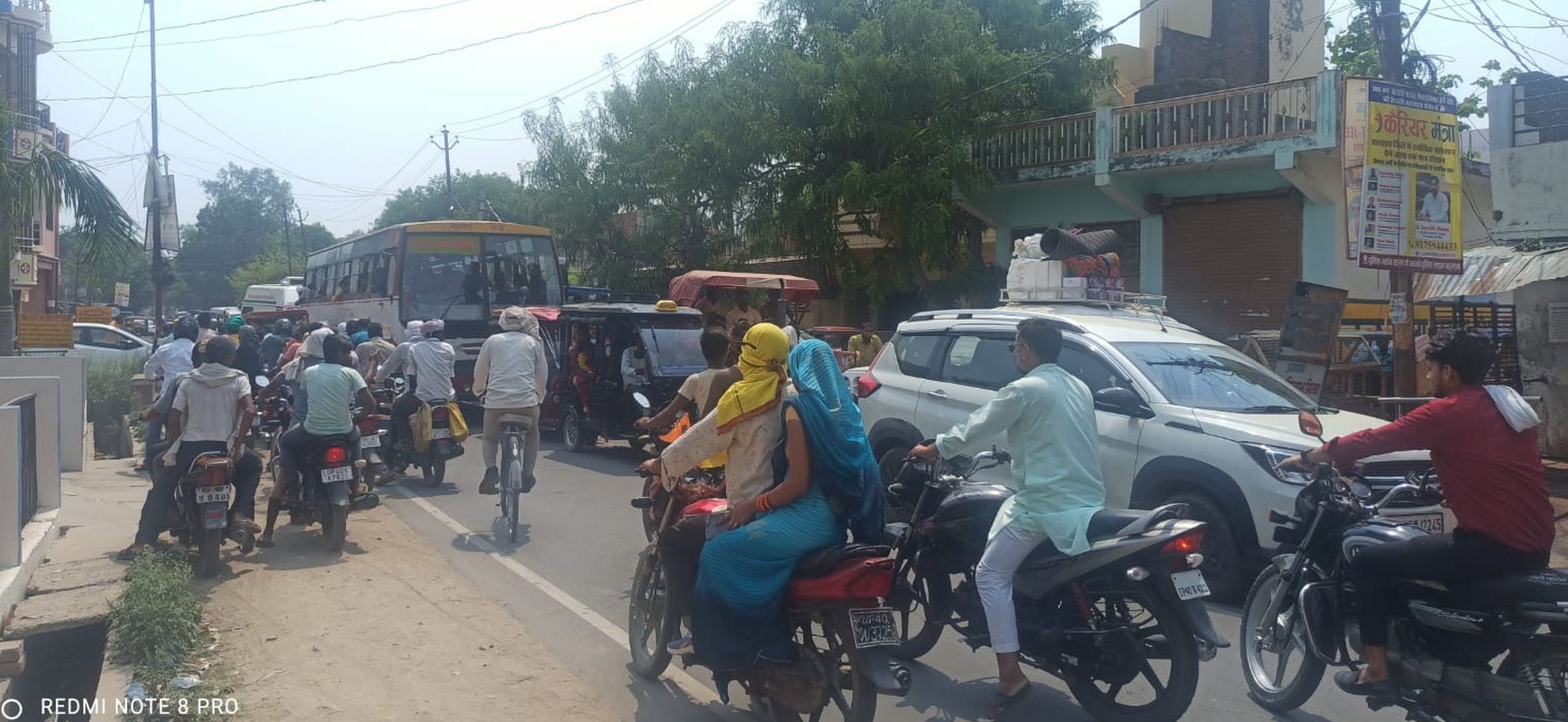 बहराइच में रेलवे क्रॉसिंग पर घटना की जांच करती पुलिस। बहराइच में रेलवे क्रॉसिंग पर घटना की जांच करती पुलिस।