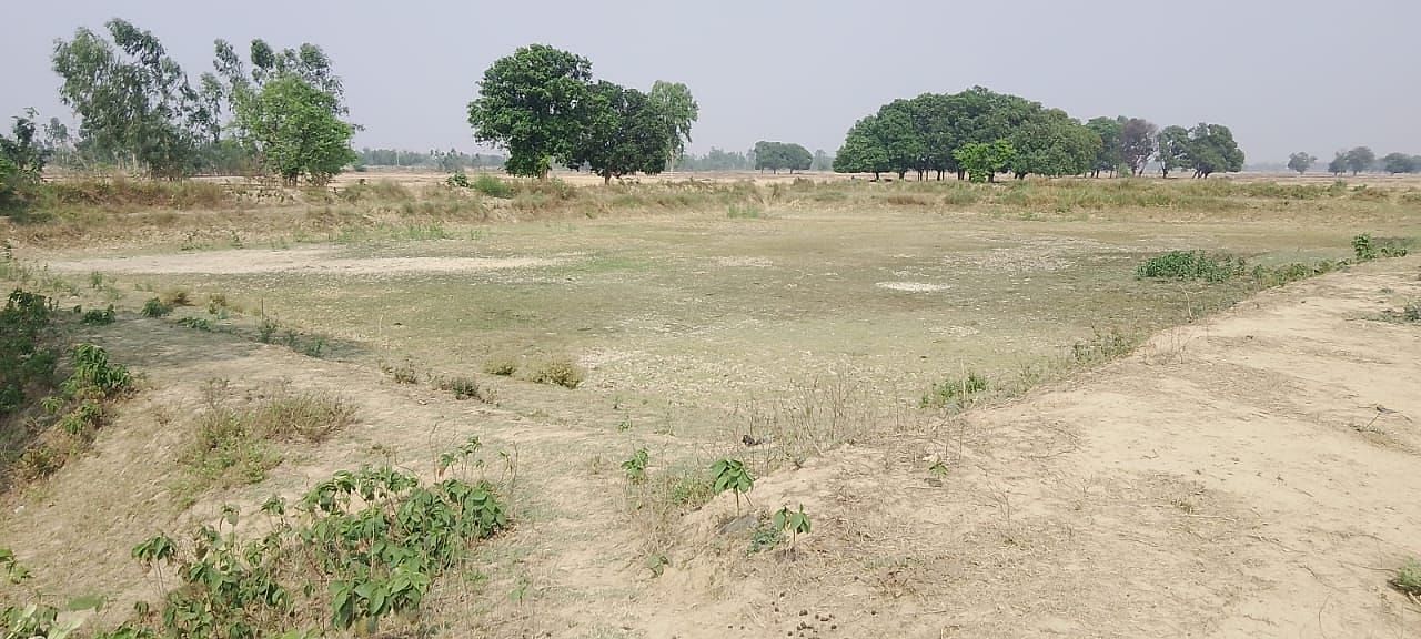 ग्रामीण क्षेत्रों में सूखे पड़े तालाब। 
