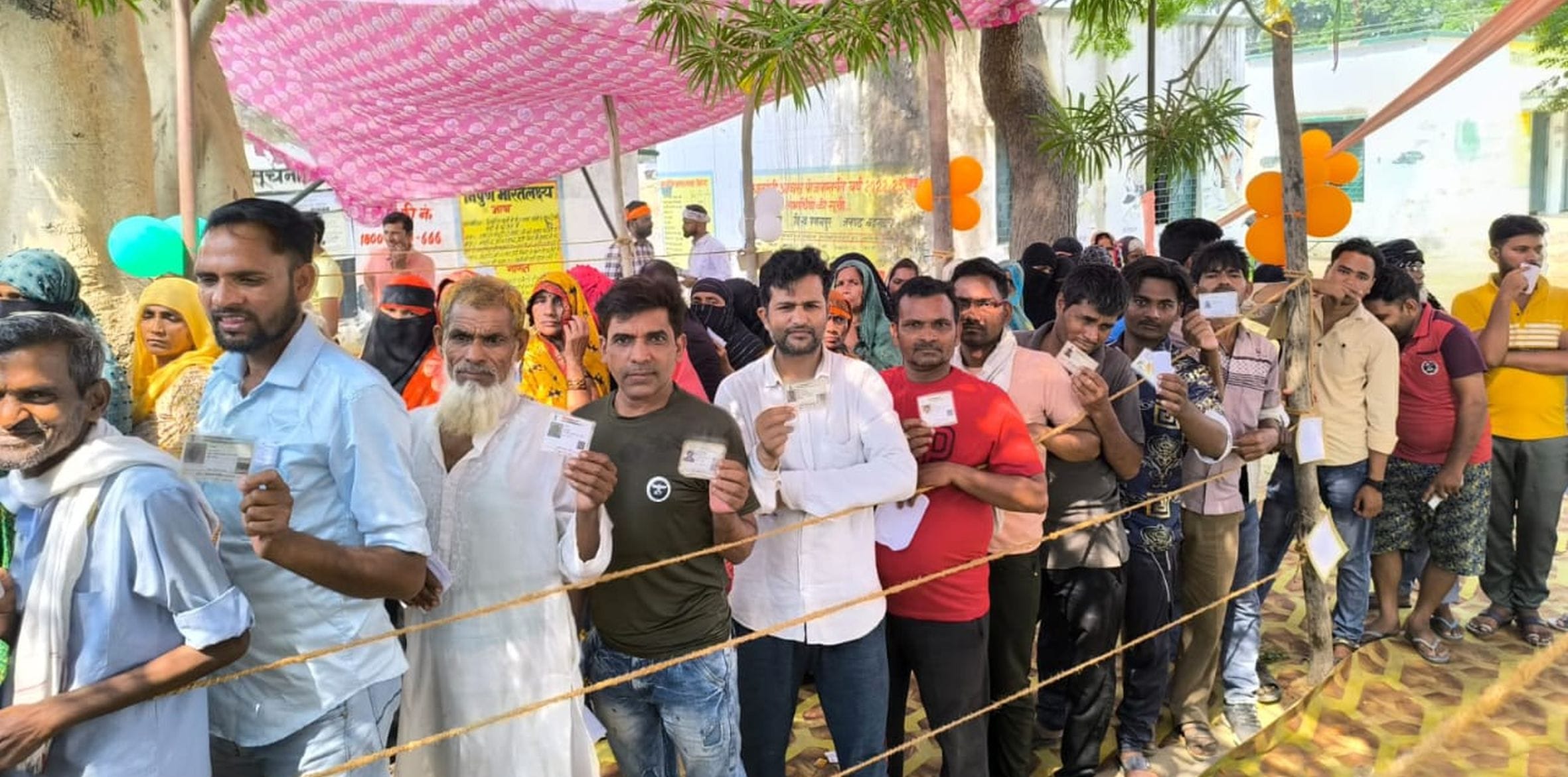 पोलिंग बूथ बंभौरा में महिला मतदाताओं की लगी लाइन। पोलिंग बूथ बंभौरा में महिला मतदाताओं की लगी लाइन।