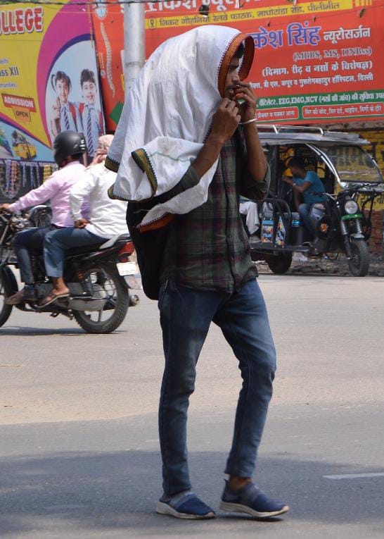 सामवार की दोपहर तेज धूप व गर्मी से बचाव कर जाते लोग । संवाद सामवार की दोपहर तेज धूप व गर्मी से बचाव कर जाते लोग । संवाद