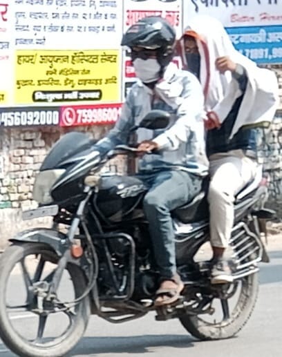 सामवार की दोपहर तेज धूप व गर्मी से बचाव कर जाते लोग । संवाद सामवार की दोपहर तेज धूप व गर्मी से बचाव कर जाते लोग । संवाद