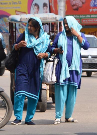सामवार की दोपहर तेज धूप व गर्मी से बचाव कर जाते लोग । संवाद सामवार की दोपहर तेज धूप व गर्मी से बचाव कर जाते लोग । संवाद