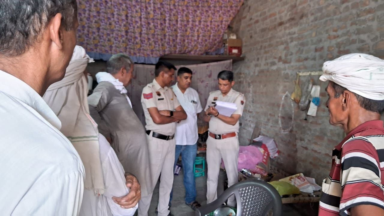  सोनीपत के गांव गढ़ी सिसाना में महिला की हत्या के बाद जांच करती पुलिस व लगी भीड़। संवाद