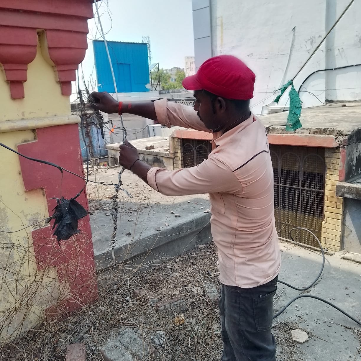 धनाराघाट रोड पर हरिपुर जंगल के समीप टूटा बिजली का खंभा । स्रोत - ग्रामीण धनाराघाट रोड पर हरिपुर जंगल के समीप टूटा बिजली का खंभा । स्रोत - ग्रामीण