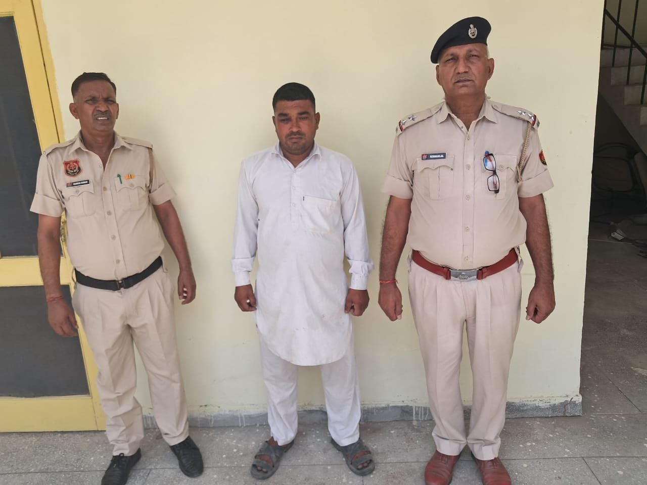 21जेएनडी03: कंडक्टर की तार चोरी करने का आरोपी पुलिस गिरफ्त में। स्रोत पुलिस प्रशासन 21जेएनडी03: कंडक्टर की तार चोरी करने का आरोपी पुलिस गिरफ्त में। स्रोत पुलिस प्रशासन