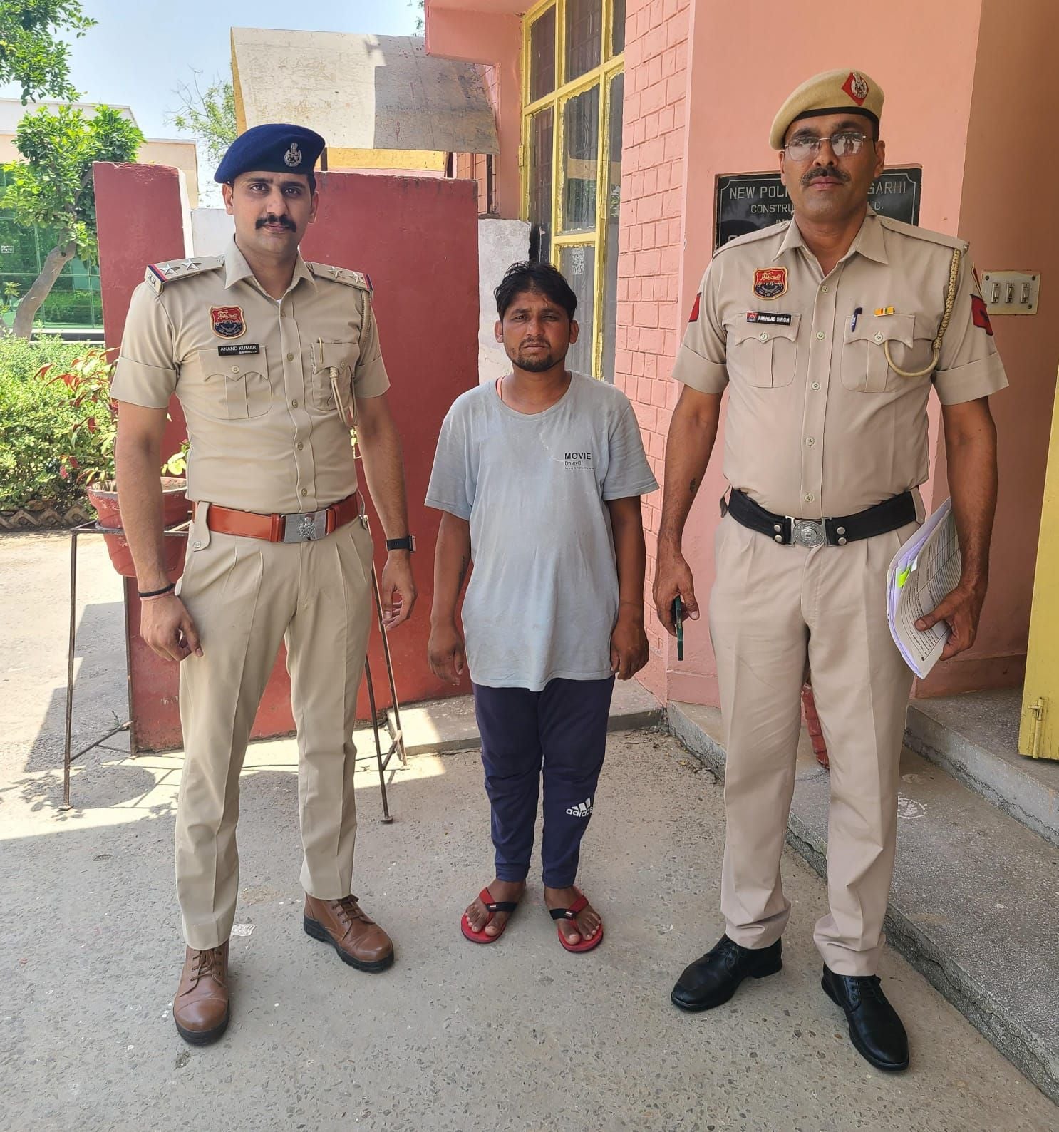 21जेएनडी05: पुलिस गिरफ्त में चोरी का आरोपी। स्रोत पुलिस प्रशासन 21जेएनडी05: पुलिस गिरफ्त में चोरी का आरोपी। स्रोत पुलिस प्रशासन