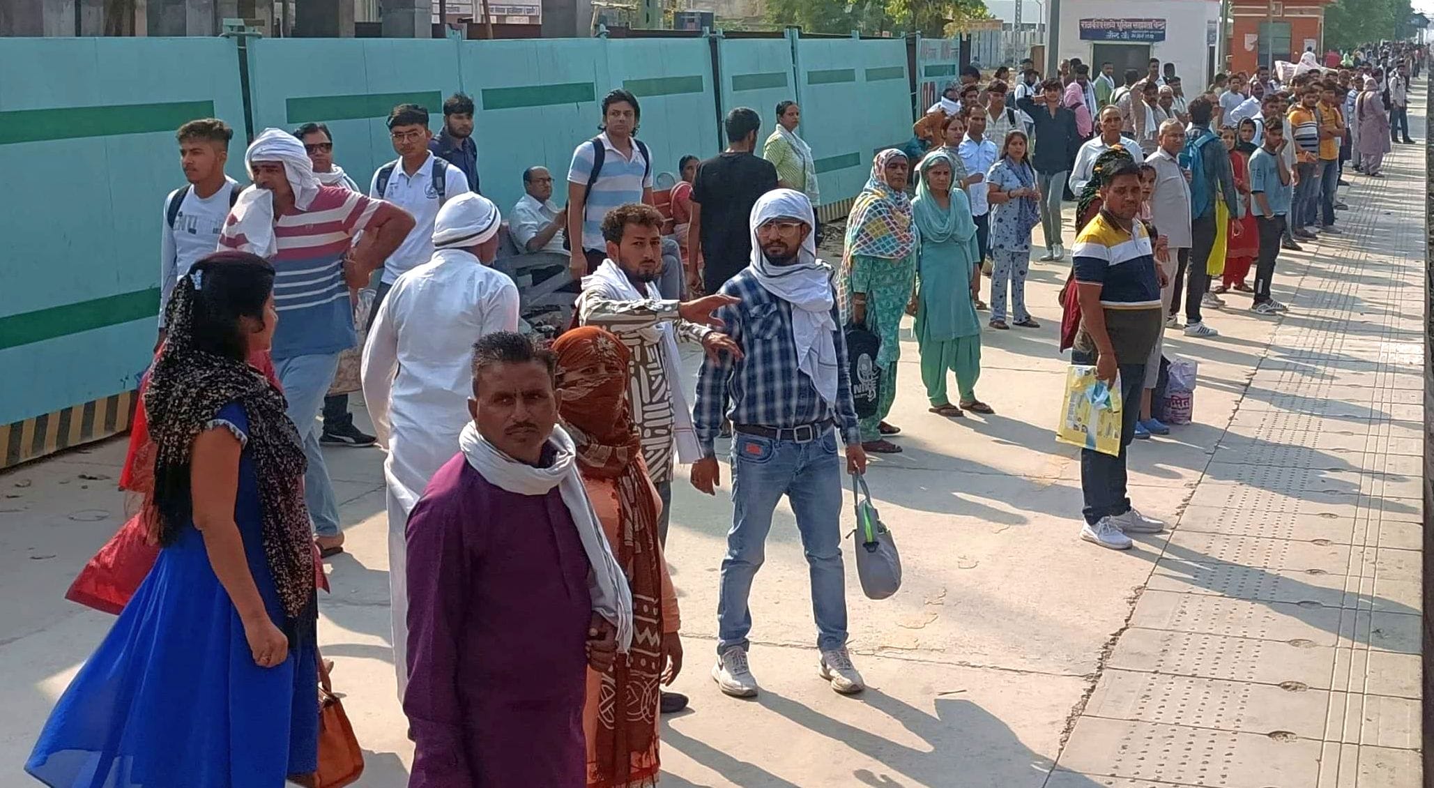 21जेएनडी07-रेलवे जंक्शन पर टे्रन के इंतजार में खड़े यात्री। संवाद