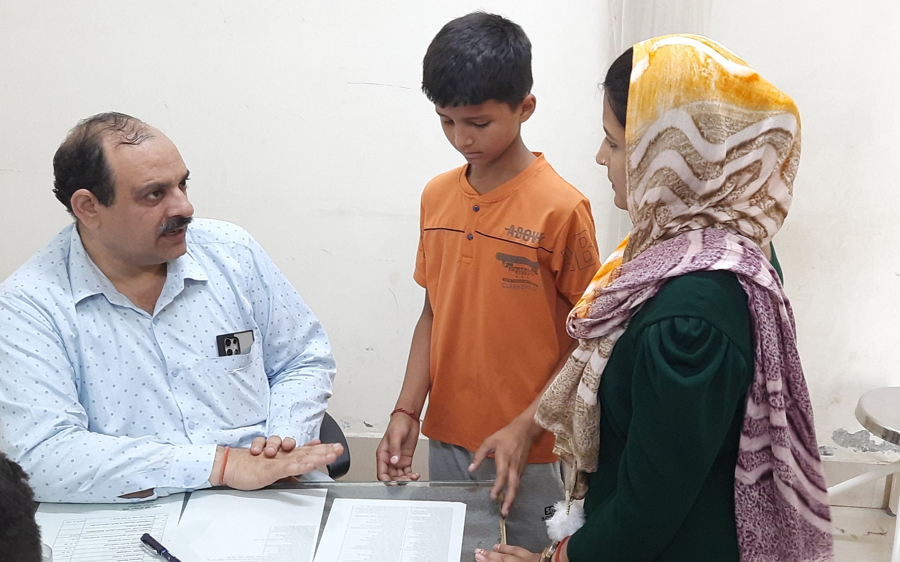 21जेएनडी08 : नागरिक अस्पताल में बीमार बच्चों का इलाज करते बाल रोग विशेषज्ञ डॉ. रघुबीर पूनिया। स 21जेएनडी08 : नागरिक अस्पताल में बीमार बच्चों का इलाज करते बाल रोग विशेषज्ञ डॉ. रघुबीर पूनिया। स