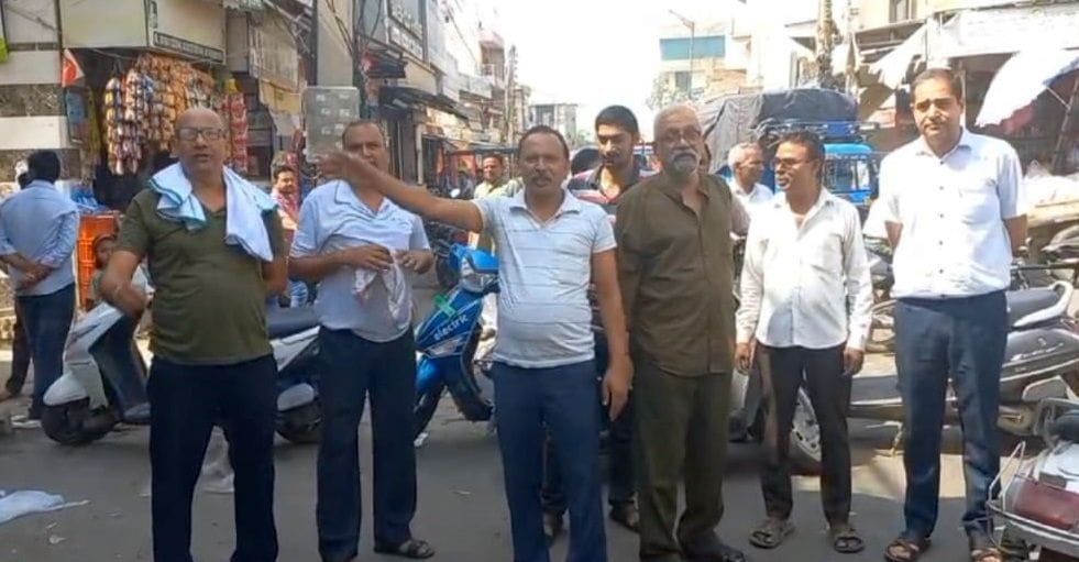 21जेएनडी14-पुरानी अनाज मंडी में बिजली गुल होने के विरोध में रोष प्रकट करते दुकानदार। संवाद