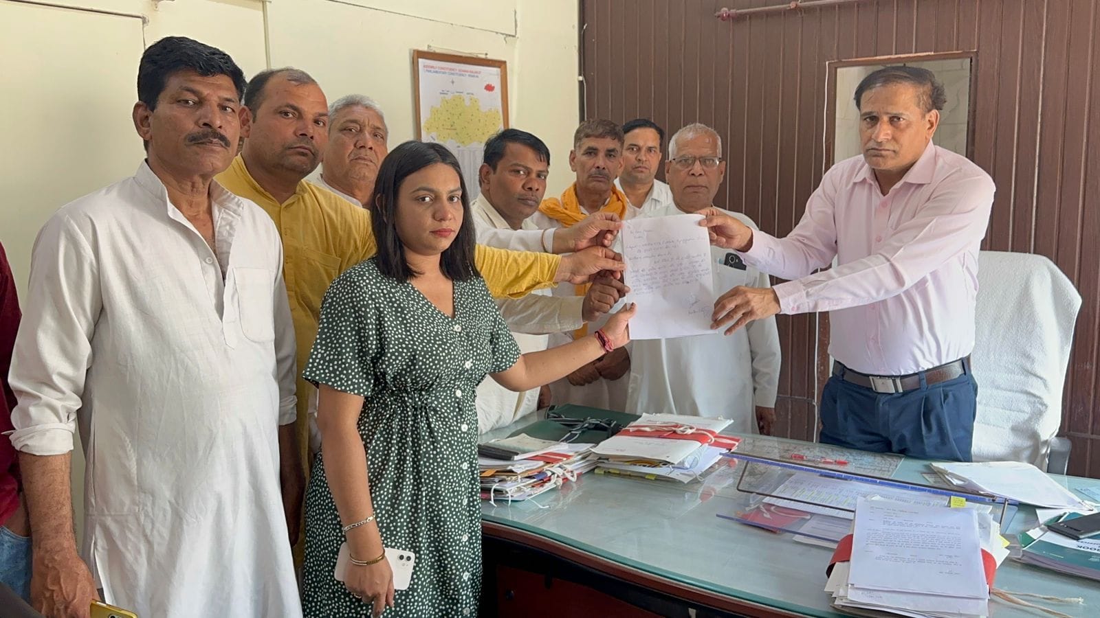 21जेएनडी21: डीआरओ को ज्ञापन सौंपते हुए अभिभावक। संवाद 21जेएनडी21: डीआरओ को ज्ञापन सौंपते हुए अभिभावक। संवाद
