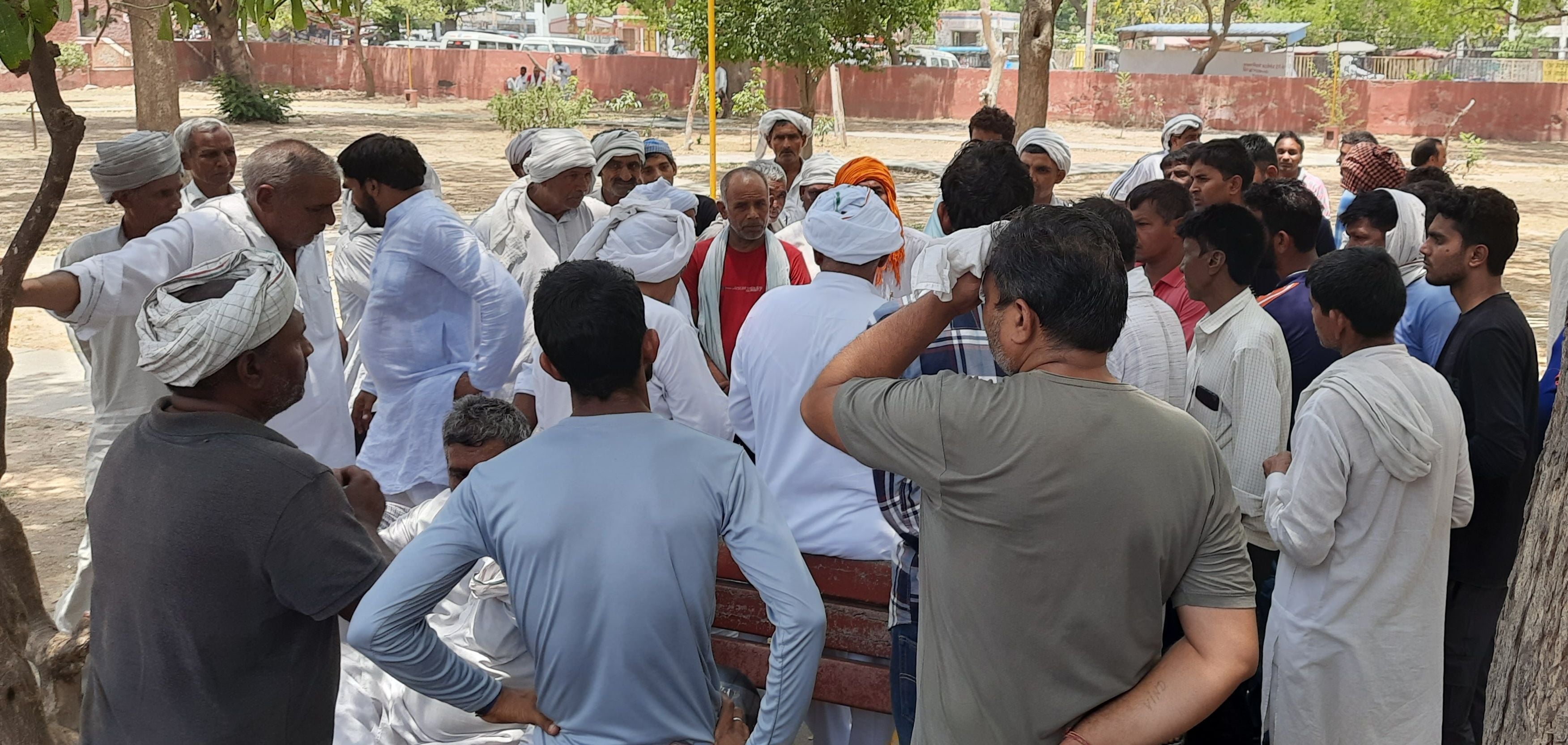 21जेएनडी22: नागरिक अस्पताल में पंचायत करते हुए मृतका का मायका व ससुराल पक्ष। संवाद 21जेएनडी22: नागरिक अस्पताल में पंचायत करते हुए मृतका का मायका व ससुराल पक्ष। संवाद