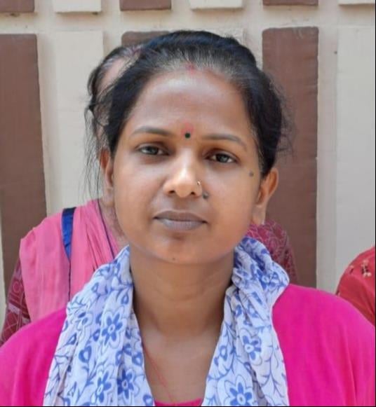छावनी की भरत कॉलोनी में पानी की समस्या के बारे में जानकारी देते स्थानीय लोग। छावनी की भरत कॉलोनी में पानी की समस्या के बारे में जानकारी देते स्थानीय लोग।