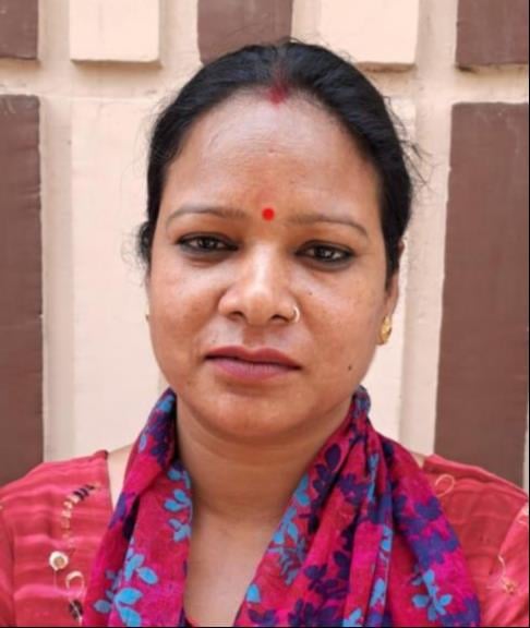 छावनी की भरत कॉलोनी में पानी की समस्या के बारे में जानकारी देते स्थानीय लोग। छावनी की भरत कॉलोनी में पानी की समस्या के बारे में जानकारी देते स्थानीय लोग।