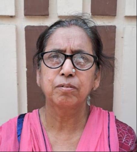 छावनी की भरत कॉलोनी में पानी की समस्या के बारे में जानकारी देते स्थानीय लोग। छावनी की भरत कॉलोनी में पानी की समस्या के बारे में जानकारी देते स्थानीय लोग।