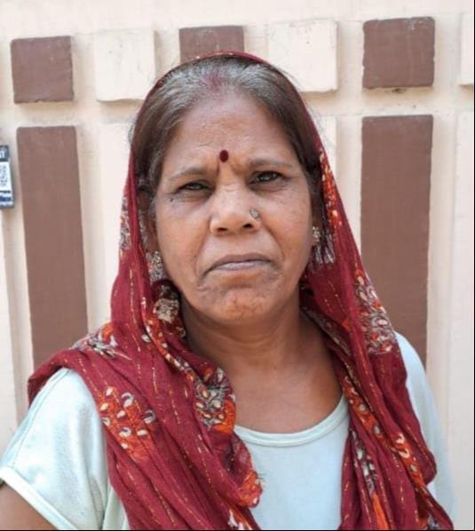 छावनी की भरत कॉलोनी में पानी की समस्या के बारे में जानकारी देते स्थानीय लोग। छावनी की भरत कॉलोनी में पानी की समस्या के बारे में जानकारी देते स्थानीय लोग।