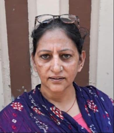 छावनी की भरत कॉलोनी में पानी की समस्या के बारे में जानकारी देते स्थानीय लोग। छावनी की भरत कॉलोनी में पानी की समस्या के बारे में जानकारी देते स्थानीय लोग।