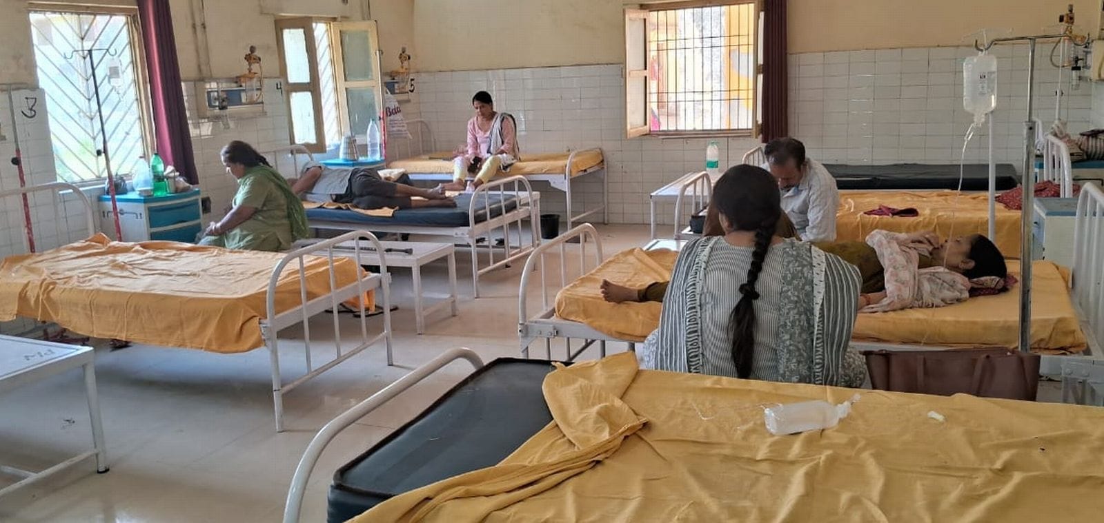 जिला अस्पताल की ओपीडी में मरीजों की लगी लाइन।संवाद