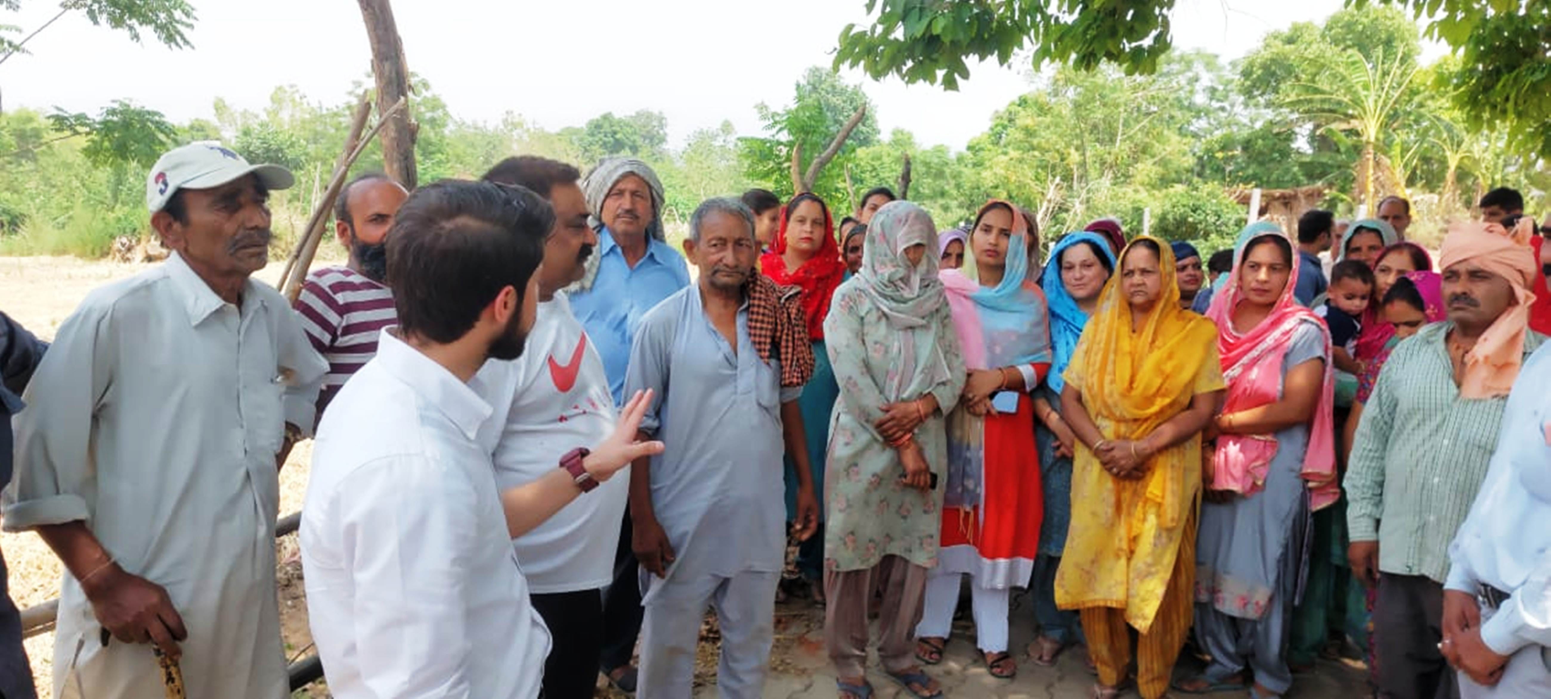 जलग्रां टब्बा में मांगों को लेकर प्रदर्शन कर रहे स्थानीय बाशिंदों की समस्या सुनने पहुंचे एसडीए जलग्रां टब्बा में मांगों को लेकर प्रदर्शन कर रहे स्थानीय बाशिंदों की समस्या सुनने पहुंचे एसडीए
