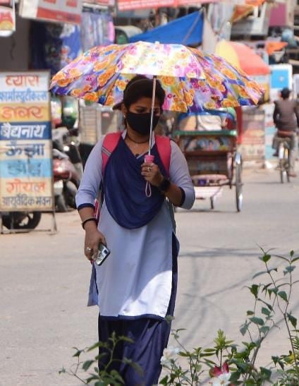 मंगलवार की दोपहर तेज धूप व गर्मी से परेशान दिखे राहगीर । संवाद