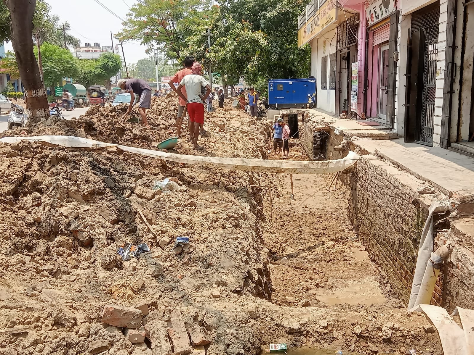 शहर के यशवंतरी मंदिर मार्ग पर निर्माणाधीन नाला । संवाद