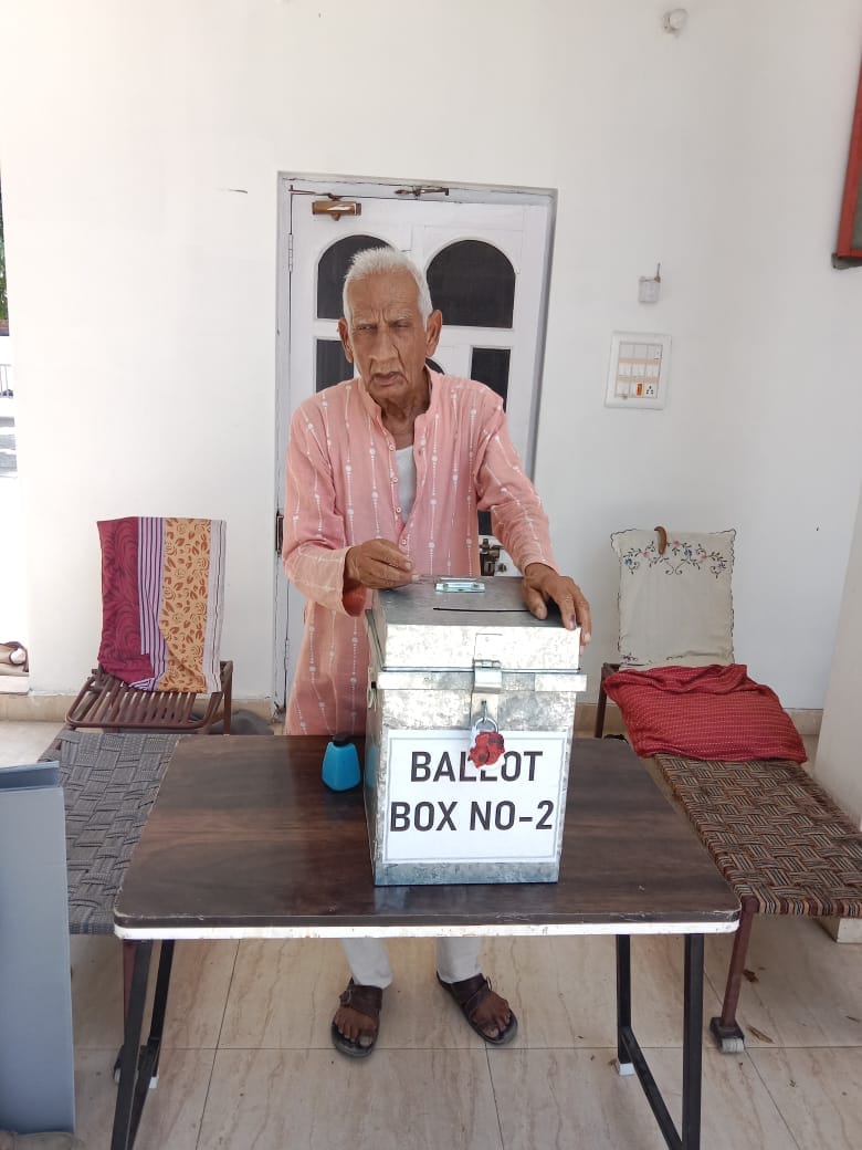 ऊना में घर द्वार से मतदान करते हुए 86 वर्षीय प्रेम सिंह। संवाद ऊना में घर द्वार से मतदान करते हुए 86 वर्षीय प्रेम सिंह। संवाद