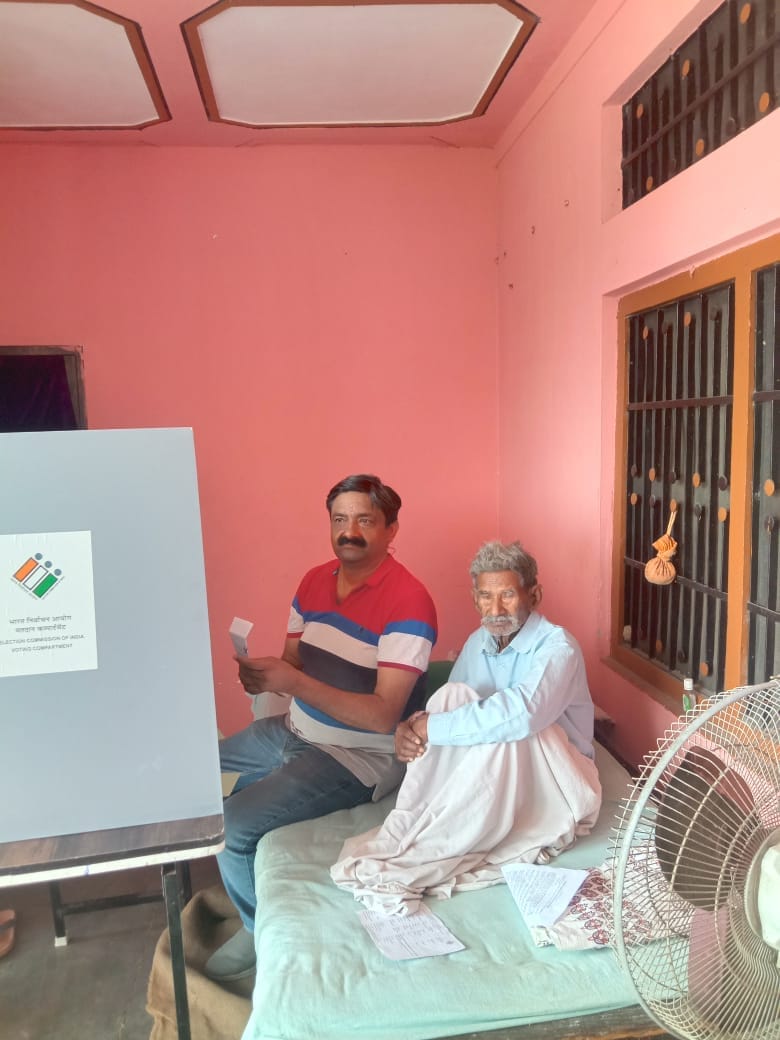 ऊना में घर द्वार से मतदान करते हुए 86 वर्षीय प्रेम सिंह। संवाद ऊना में घर द्वार से मतदान करते हुए 86 वर्षीय प्रेम सिंह। संवाद
