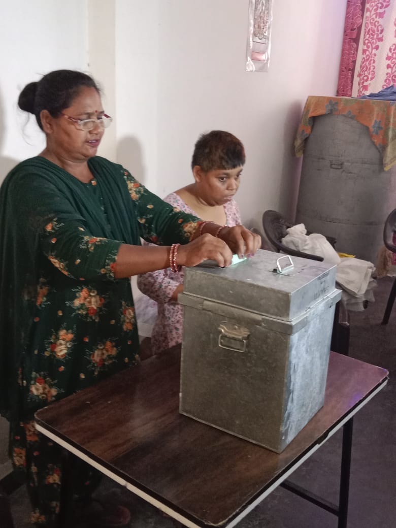 ऊना में घर द्वार से मतदान करते हुए 86 वर्षीय प्रेम सिंह। संवाद ऊना में घर द्वार से मतदान करते हुए 86 वर्षीय प्रेम सिंह। संवाद