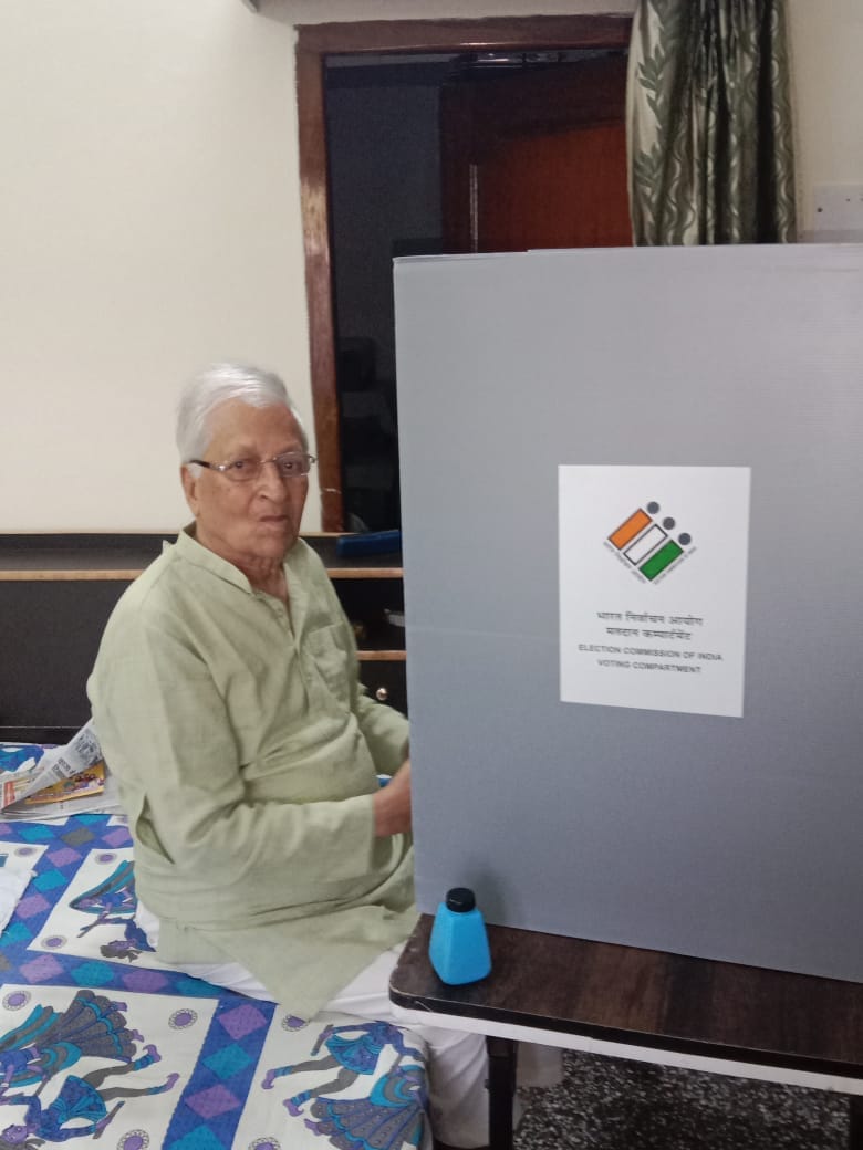 ऊना में घर द्वार से मतदान करते हुए 86 वर्षीय प्रेम सिंह। संवाद ऊना में घर द्वार से मतदान करते हुए 86 वर्षीय प्रेम सिंह। संवाद