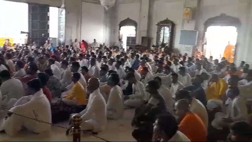 विदेशी फूलों से सजे भगवान नृसिंह