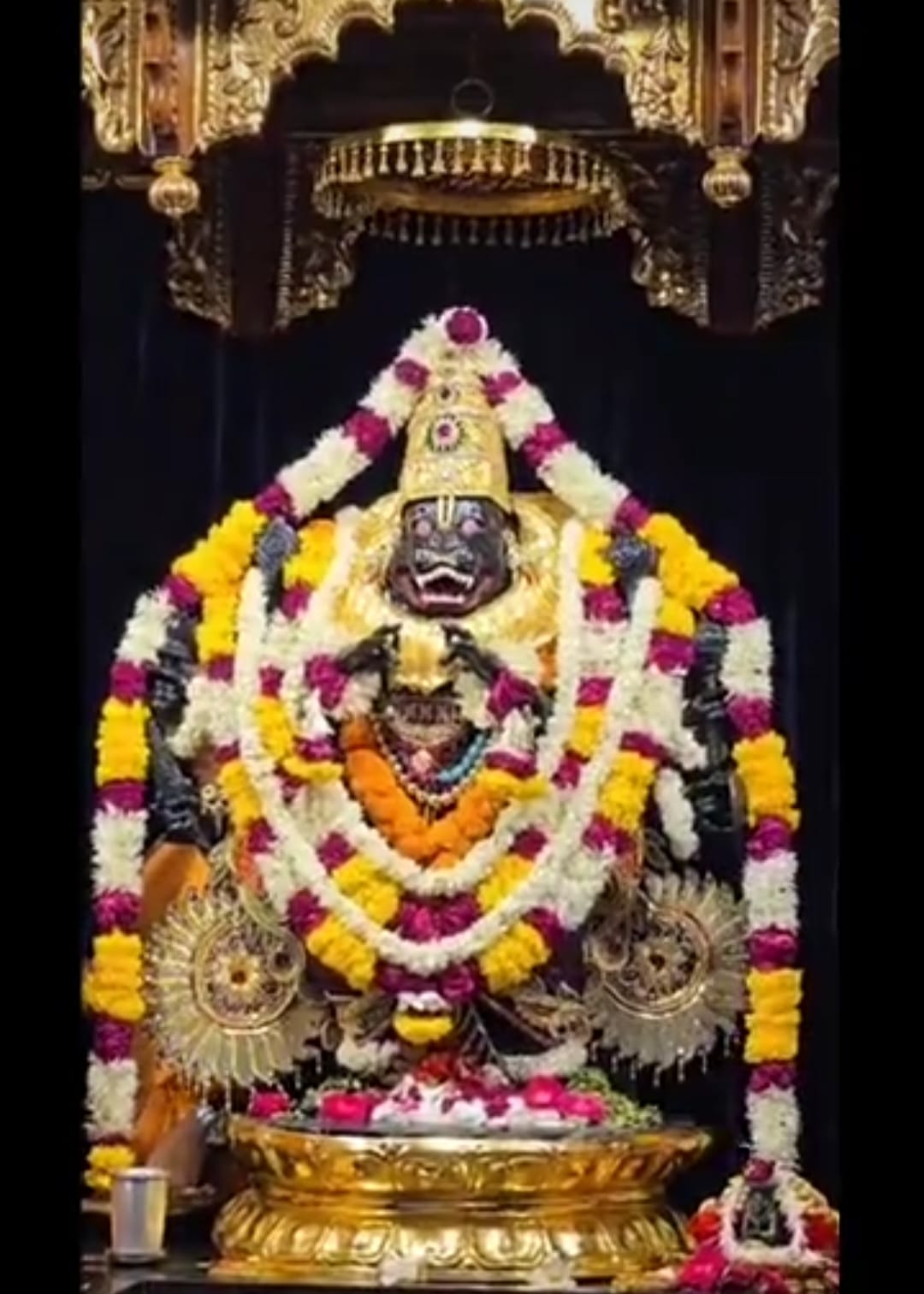विदेशी फूलों से सजे भगवान नृसिंह