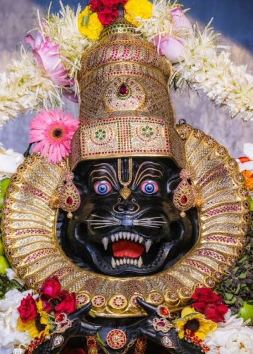 विदेशी फूलों से सजे भगवान नृसिंह