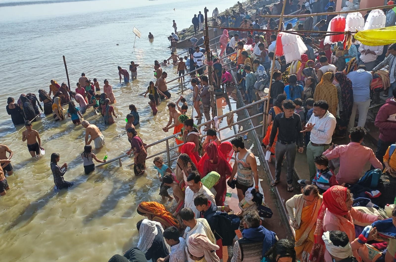 अनूपशहर में में बुद्ध पूर्णिमा पर गंगा स्नान करते श्रद्धालु। संवाद अनूपशहर में में बुद्ध पूर्णिमा पर गंगा स्नान करते श्रद्धालु। संवाद