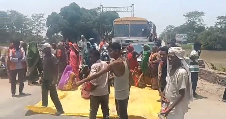 असम हाईवे पर हरदोई ब्रांच नहर के समीप जाम लगाकर प्रदर्शन कर रहे लोगो को समझाते सीओ ।स्रोत -राहग असम हाईवे पर हरदोई ब्रांच नहर के समीप जाम लगाकर प्रदर्शन कर रहे लोगो को समझाते सीओ ।स्रोत -राहग