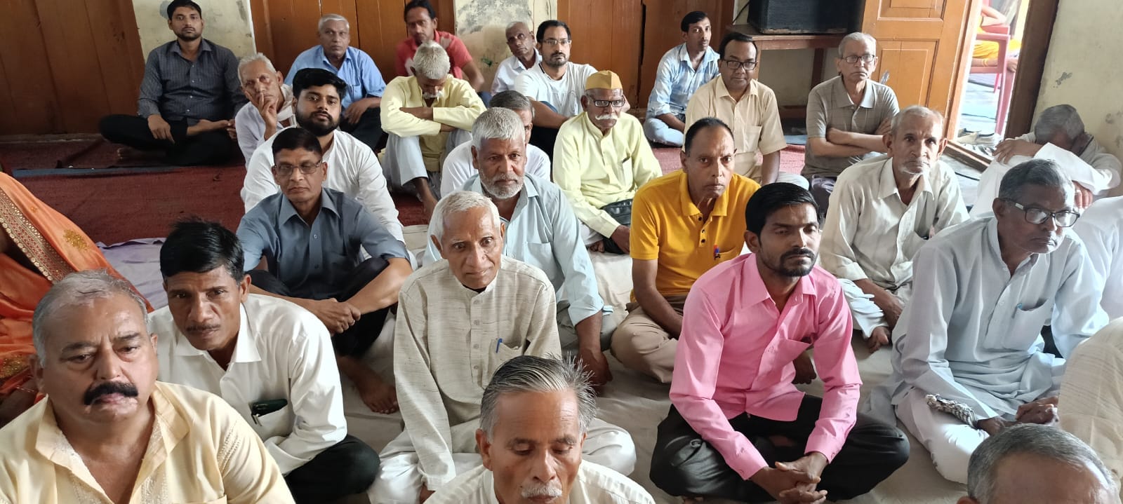 बीसलपुर आर्य समाज भवन में  प्रवचन करते नरेंद्र अग्निहोत्री । संवाद