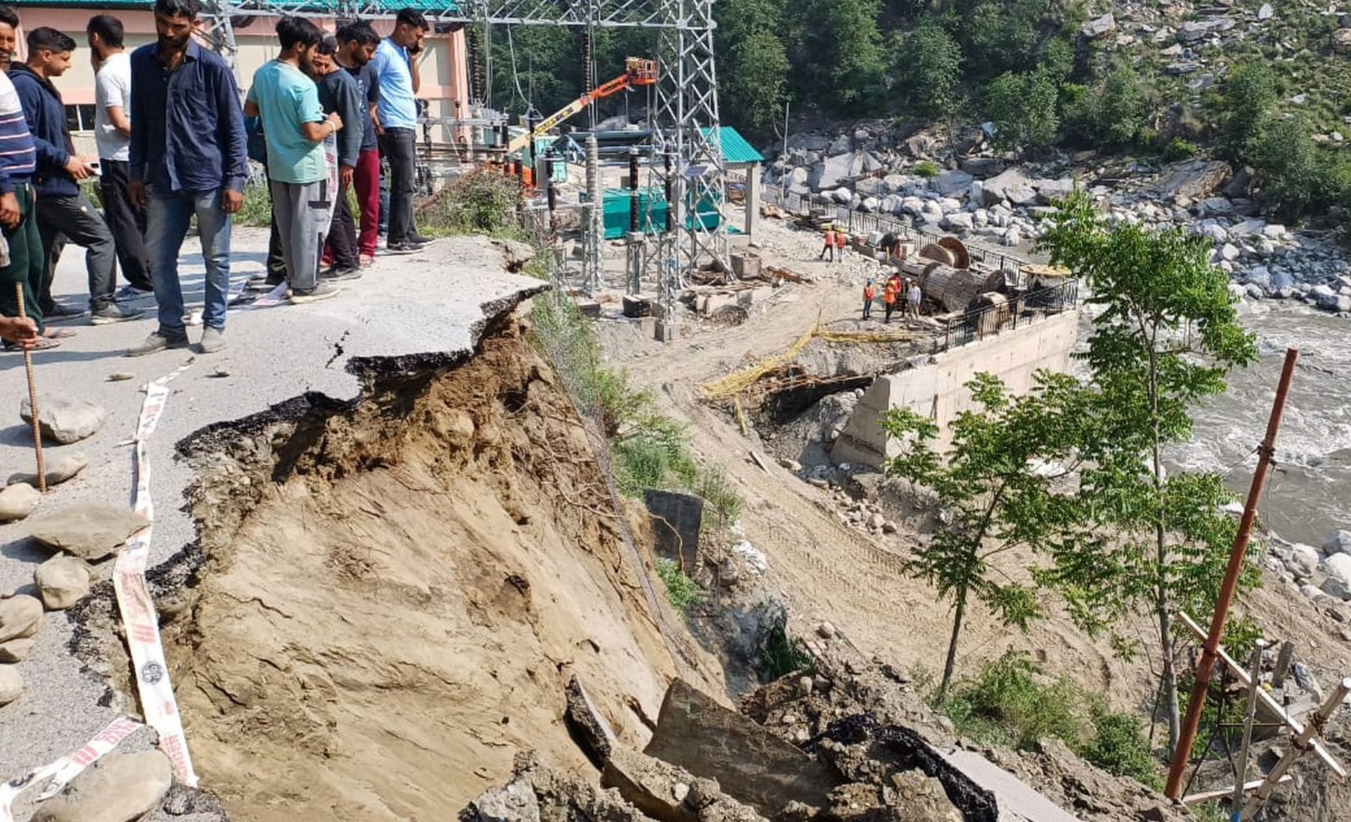 चंबा के होली मार्ग पर टूटा डल्ली के पास सड़क का हिस्सा।संवाद चंबा के होली मार्ग पर टूटा डल्ली के पास सड़क का हिस्सा।संवाद